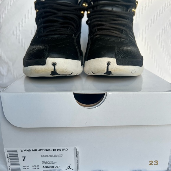 Women’s Air Jordon 12 Retro size 7 - Picture 10 of 16